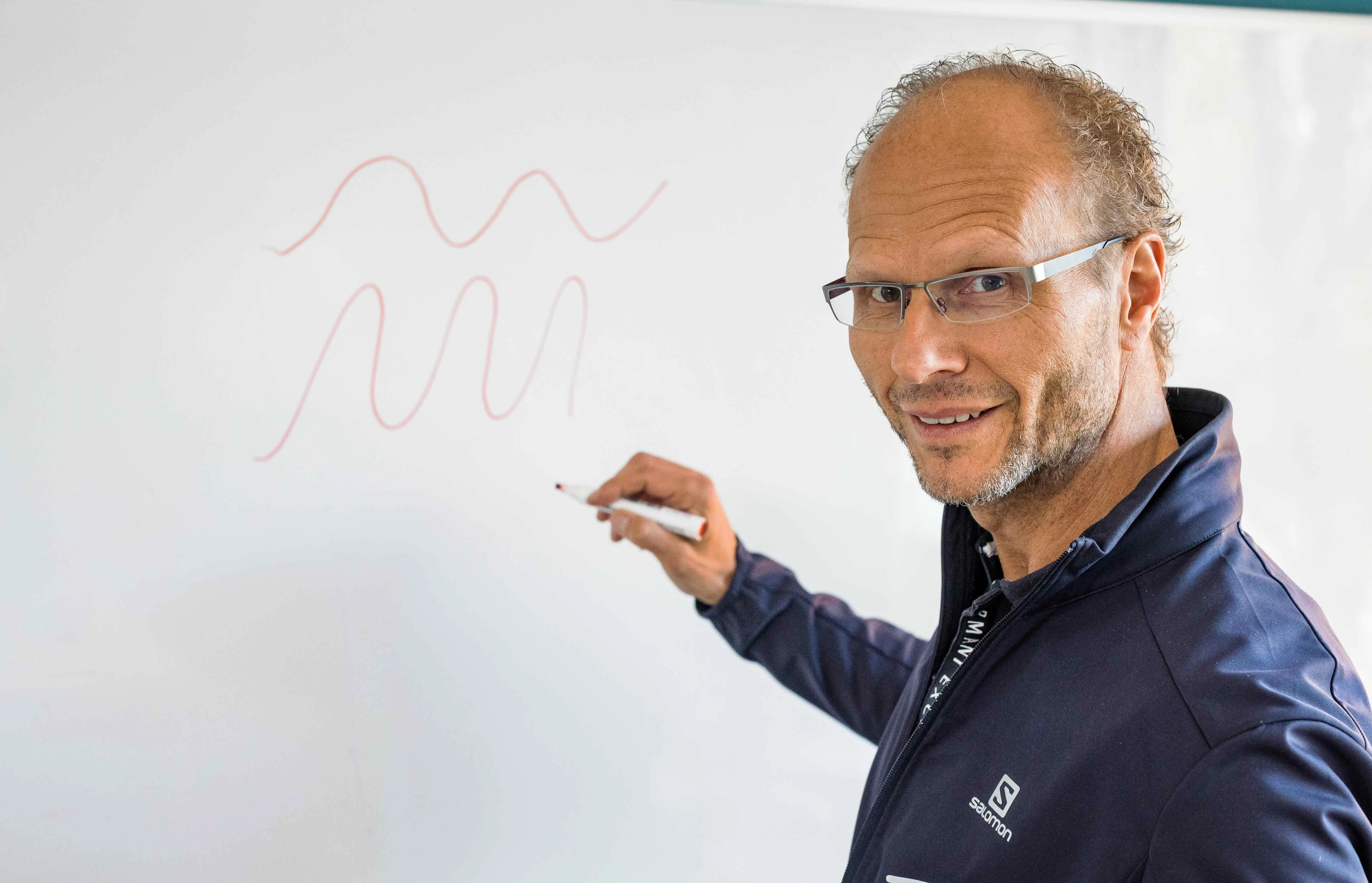 Jürgen Reinmuth zeichnet die Hypoxie- und Hyperoxie-Intervalle an ein Whiteboard