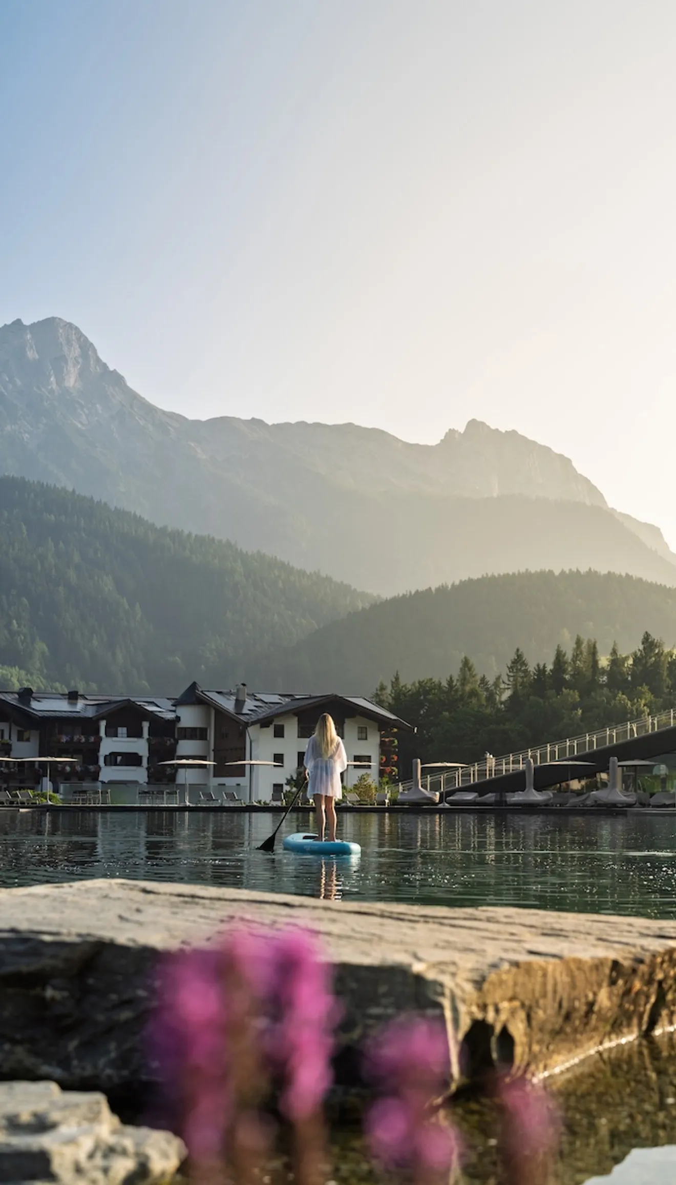 Das Krallerhof Resort in Leogang am Naturbadesee, im Hintergrund die Leoganger Steinberge