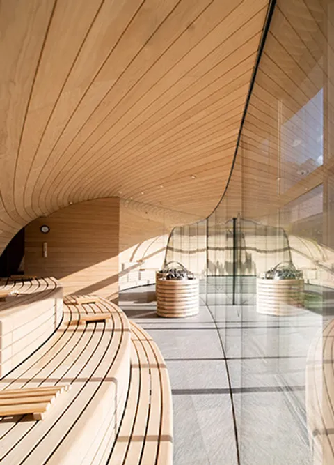 Sauna mit geschwungener Holzarchitektur im Spa-Bereich des Krallerhofs